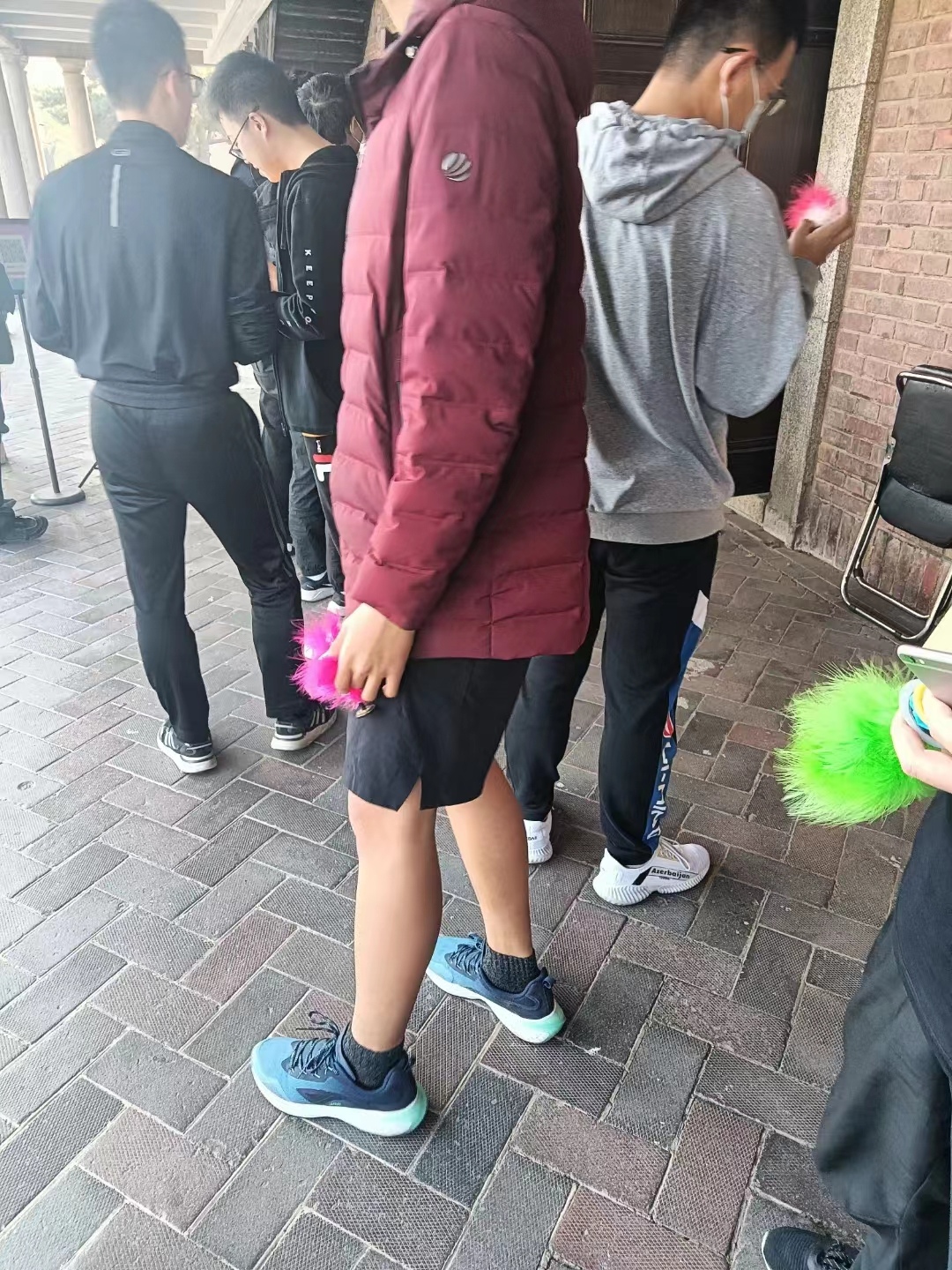 在排队参赛