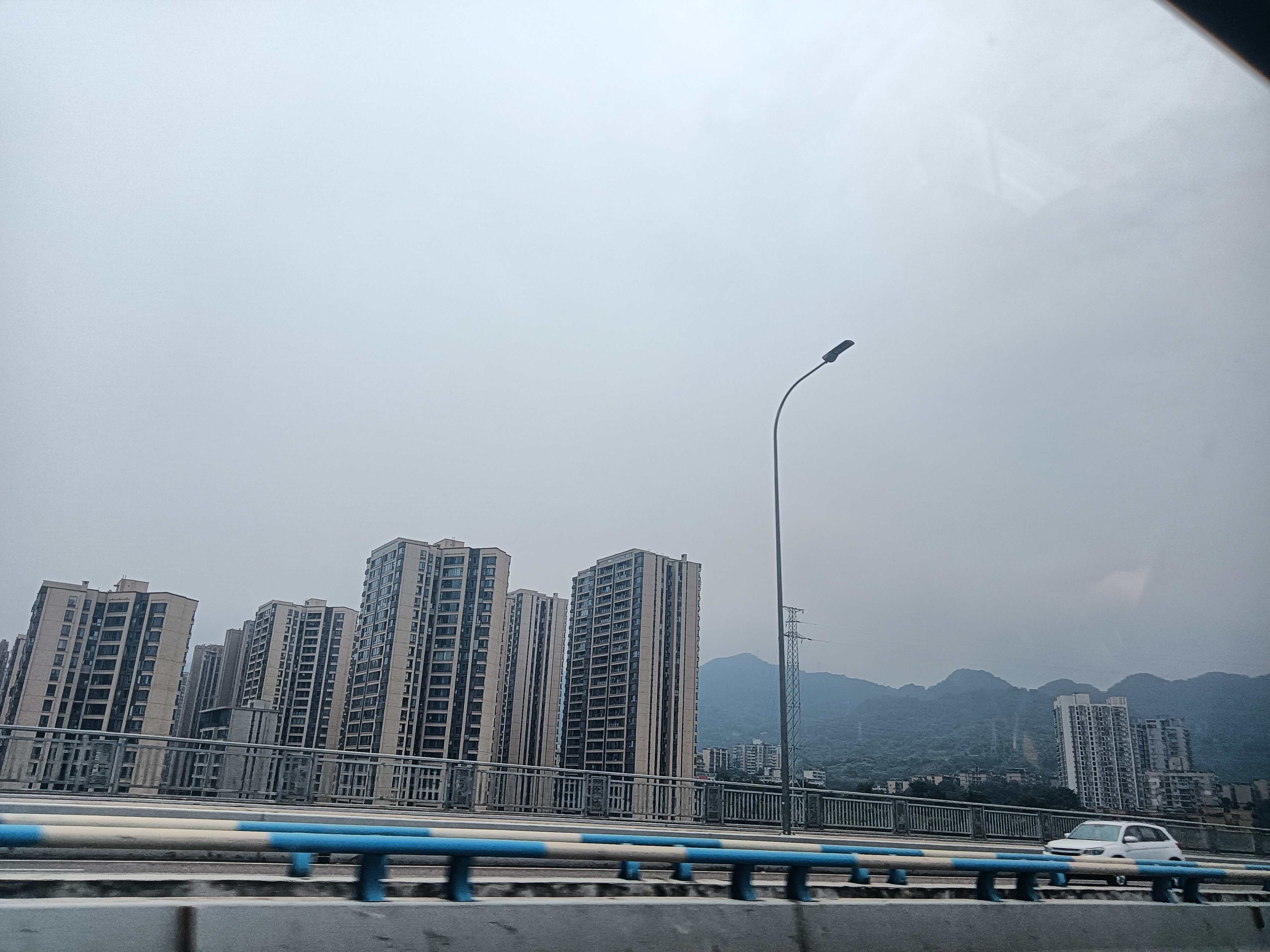 高楼背后的山