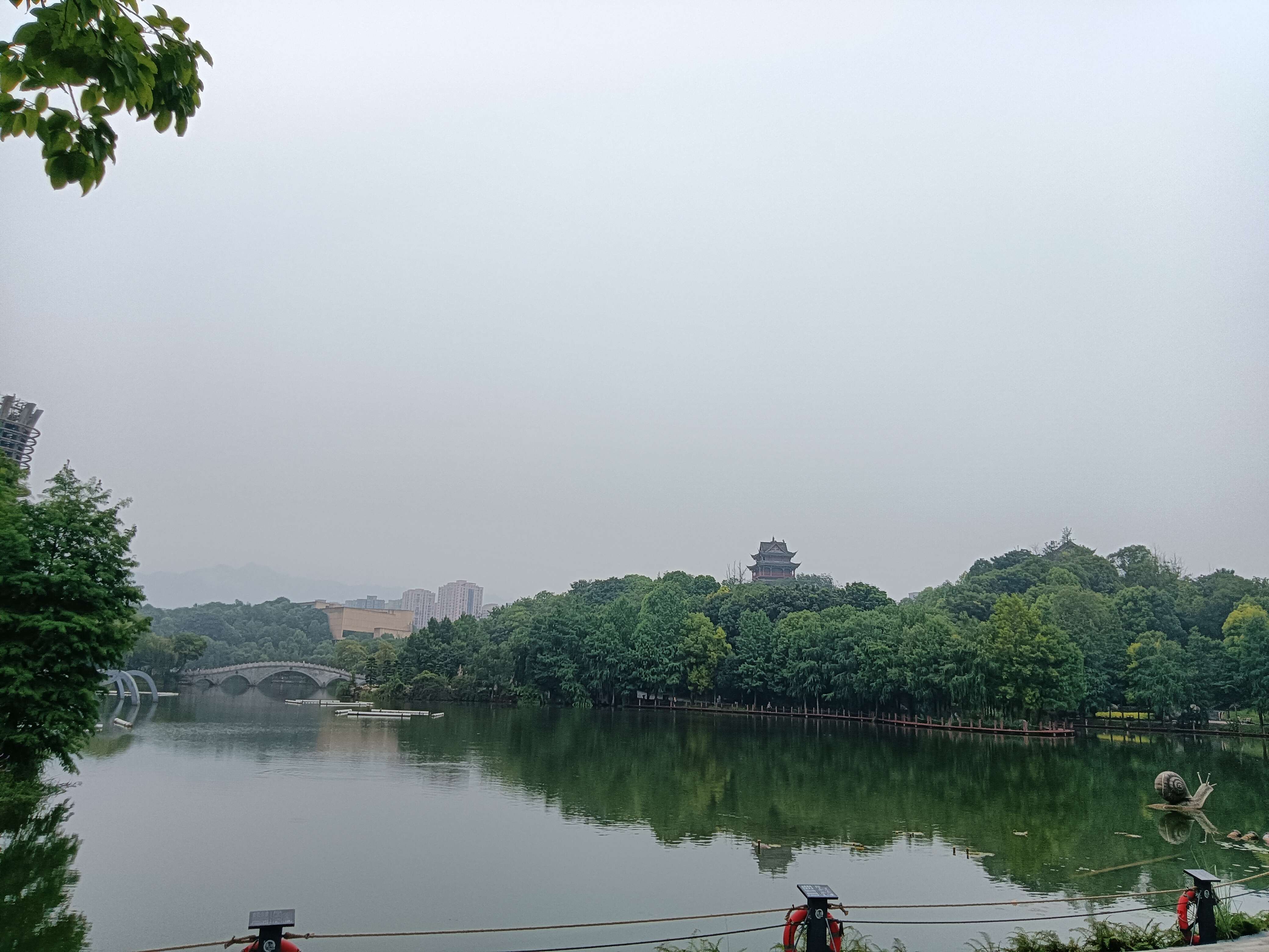 你看右下角湖面上的蜗牛石塑