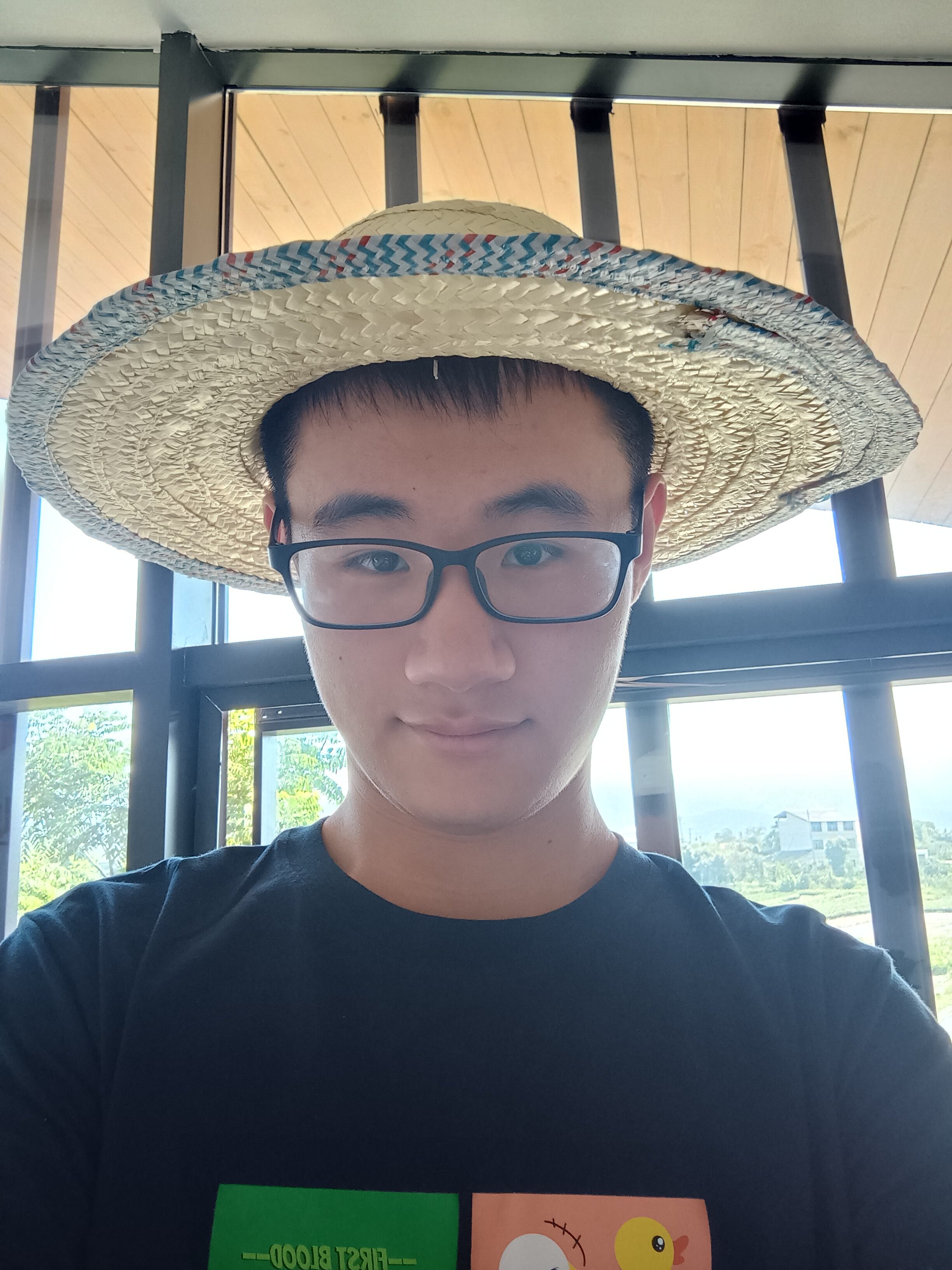 这是带着草帽的我